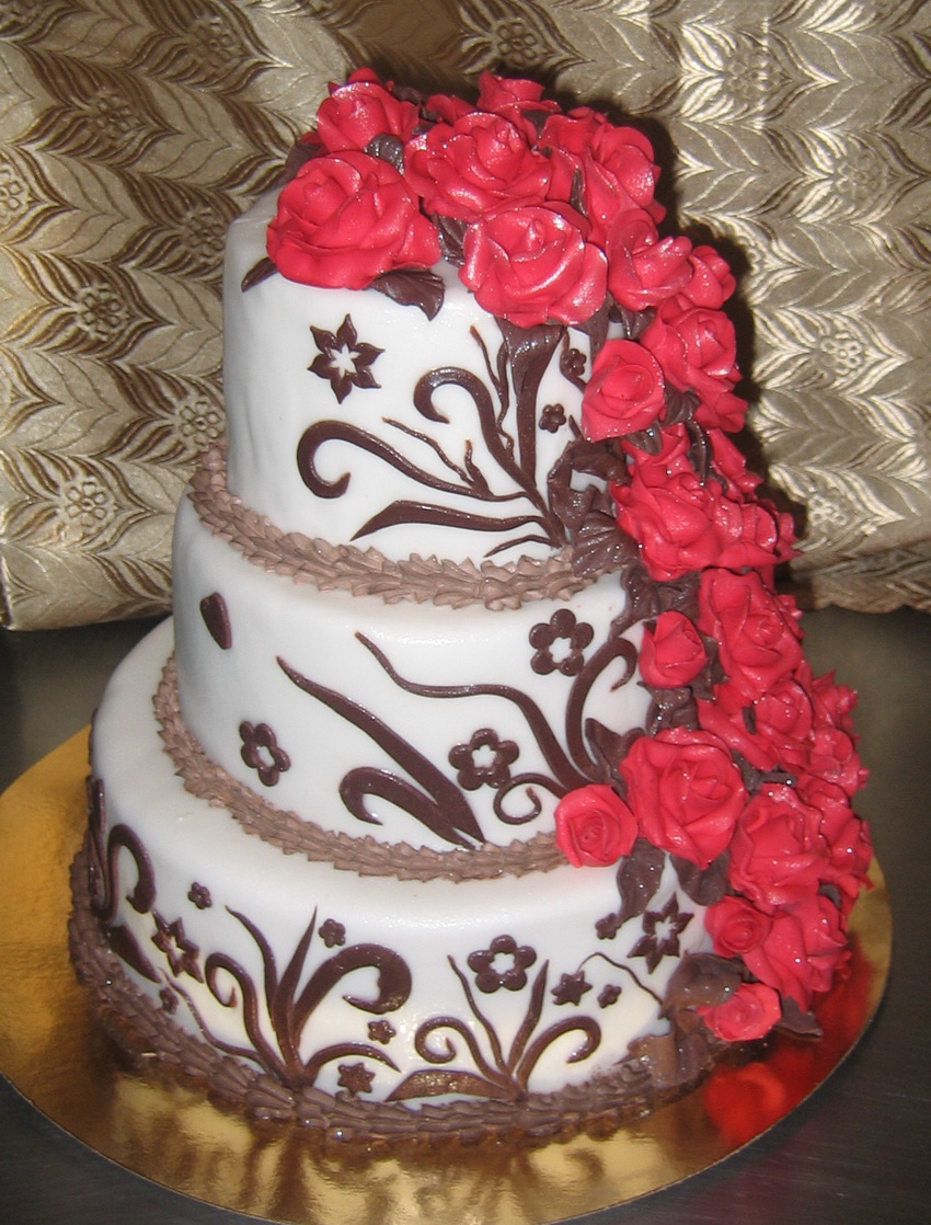 Свадебный торт с розами узорами и инициалами молодоженов